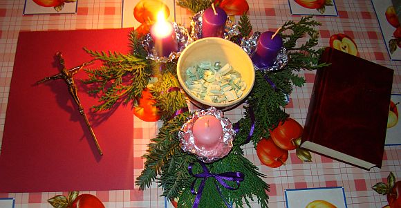 A bűnnel szemben az ember két úton indulhat el. Az egyik Júdás útja, aki elzárkózik, magába zárja, nem osztja meg a sebét, nem megy segítséget kérni, sem Jézushoz, sem az apostolokhoz, a barátaihoz, és ez a bűn őt elemészti, önmaga ellen fordul és meghal. Mária Magdolna szintén sebzett, érzi a bűnének súlyát, és elmegy Jézus Krisztushoz.