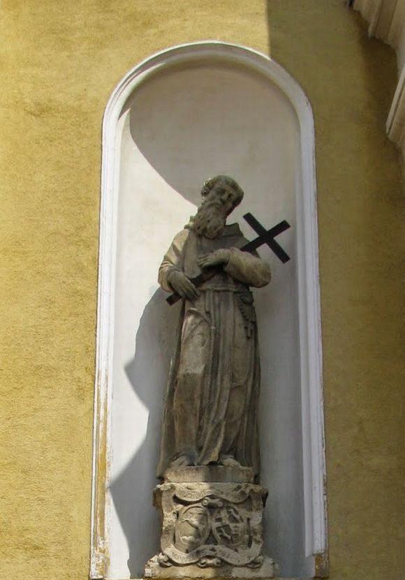 Brindisi-Szent-Lorinc-Moron-a-kapucinusok-templomanak-bejarata-mellett