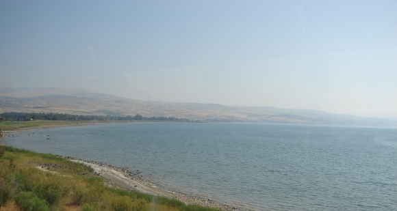 Galileai-to – A vízen járva feléjük indult mondat: a hit, a remény és a rendíthetetlen kitartás jelképe, amely arra bátorít, hogy még a legnehezebb pillanatokban is higgyünk a lehetetlenben.