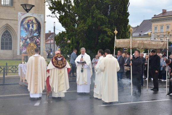 Jézus azonban kitérő választ ad nekik, mert tudja, hogy nem arra kíváncsiak, hogy ki Ő, hanem inkább igazoltatni akarják, mert nem tetszik az eljárása.