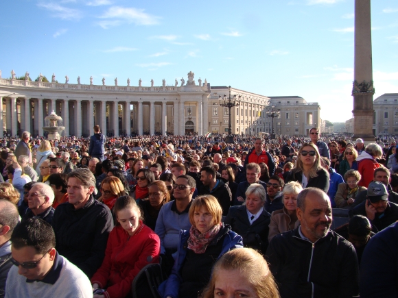 Ábrahámot családja fennmaradásáról és népének megsokasodásáról biztosította. Ez az ígéret nemcsak családi vonalon, hanem kegyelmi szinten is megvalósult, mert az ígéreteit kiterjesztette az egész emberiségre.