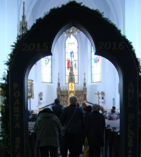 A szűk kapu nem a könnyebbik út, hanem az, amely önvizsgálatot, lemondást, bátorságot és kitartást követel.