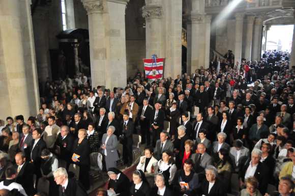Isten háza mindenki számára nyitva áll. Senkit sem szoktak kizavarni belőle, addig ameddig nem kezd el rendetlenkedni. Ma igen kevesen járnak a templomokba, mert nem érzik magukénak a templomot. –– Fontos lenne, hogy azok, akik a templomba betérnek az atyai házra ismerjenek, ahol mindig lehet Istennel találkozni. Hiszen nem azért épültek, hogy csak a hit bástyái maradjanak, hanem azért, hogy megteljenek lelkülettel, igazi imádókkal, szerető közösséggel.
