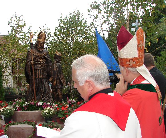 Szent Gellért püspök tanítja Szent Imre herceget - Szoborcsoport a sepsiszentgyörgyi Szent Gellért plébánia templom kertjében.