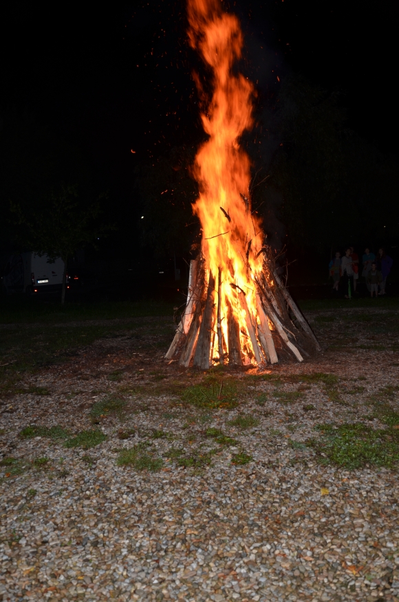 Előbb a konkolyt szedjétek össze, és kössétek kévébe, hogy tűzre kerüljön. – A konkoly a gonoszat jelképezi, aki meg akarja rontani az emberek életét. Olyan kötözöttségeket hoz létre, amelyek gúzsba szorítják az egyes emberi életeket, megnehezítik az üdvösségüket. Isten azonban türelmesen kivárja a végkifejletet, addig megtűri a gonoszat a jók között.