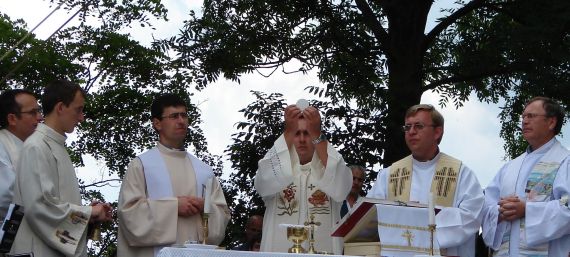Ezen az ünnepen megköszönjük Jézusnak, hogy megszabadított a bűntől és örök üdvösségünk érdekében feláldozta önmagát.